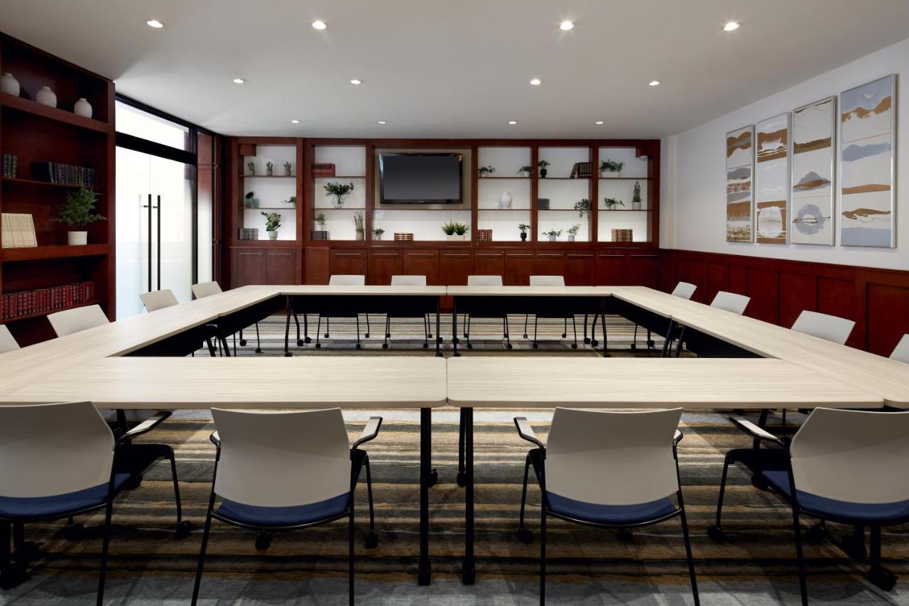 Holiday Inn & Suites Montreal Airport By Ihg Dorval Exterior foto