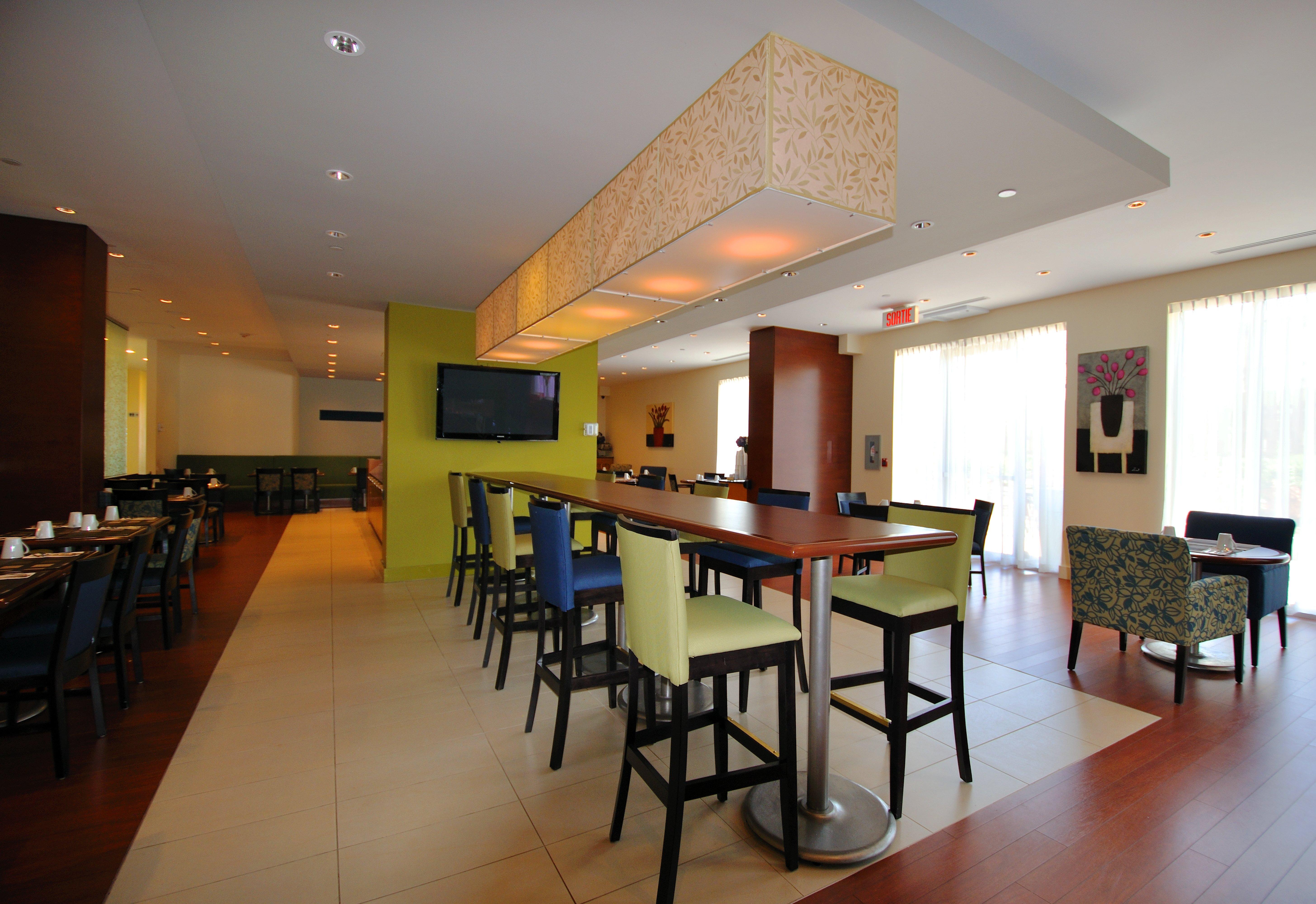 Holiday Inn & Suites Montreal Airport By Ihg Dorval Exterior foto