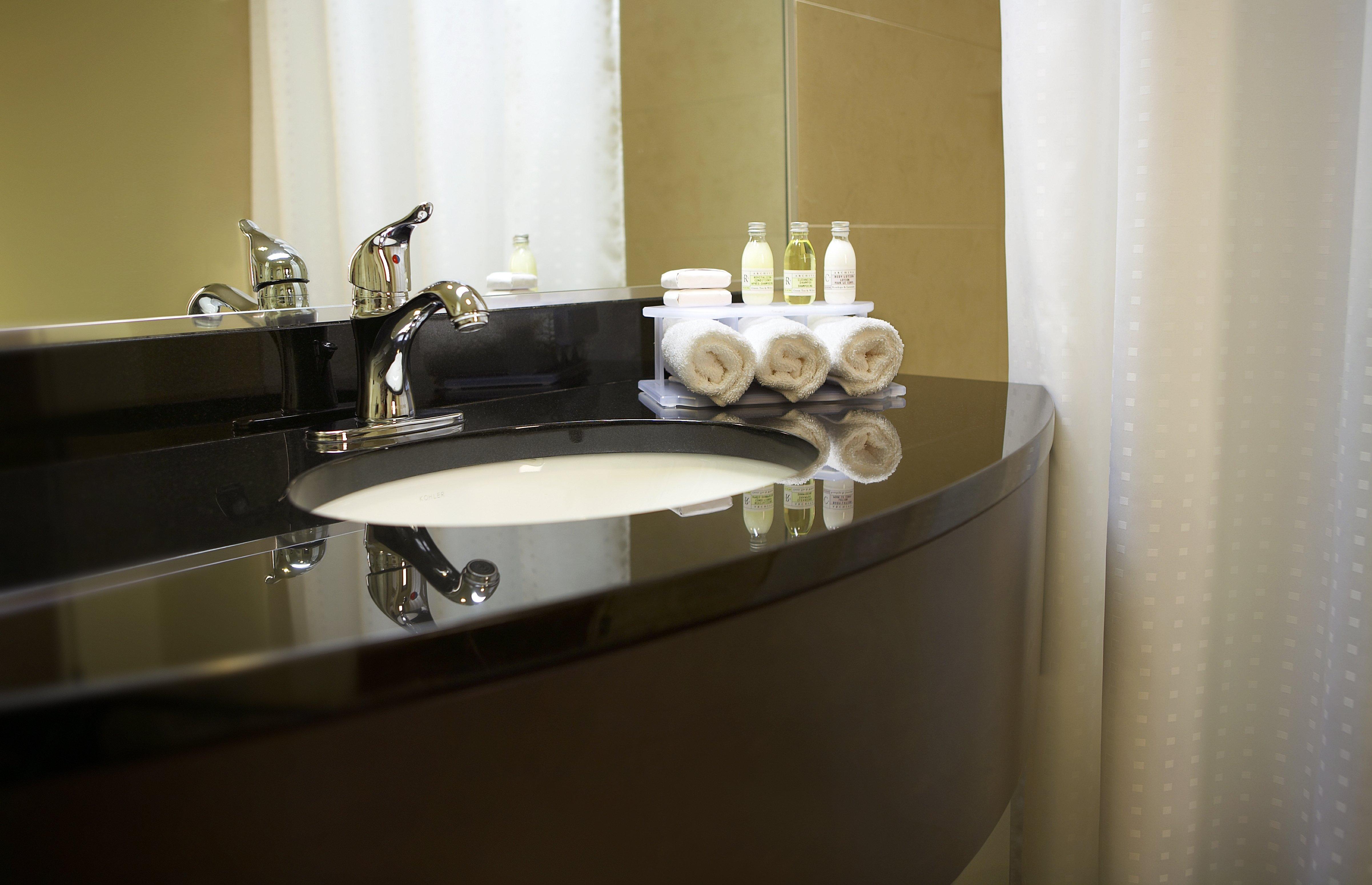 Holiday Inn & Suites Montreal Airport By Ihg Dorval Exterior foto
