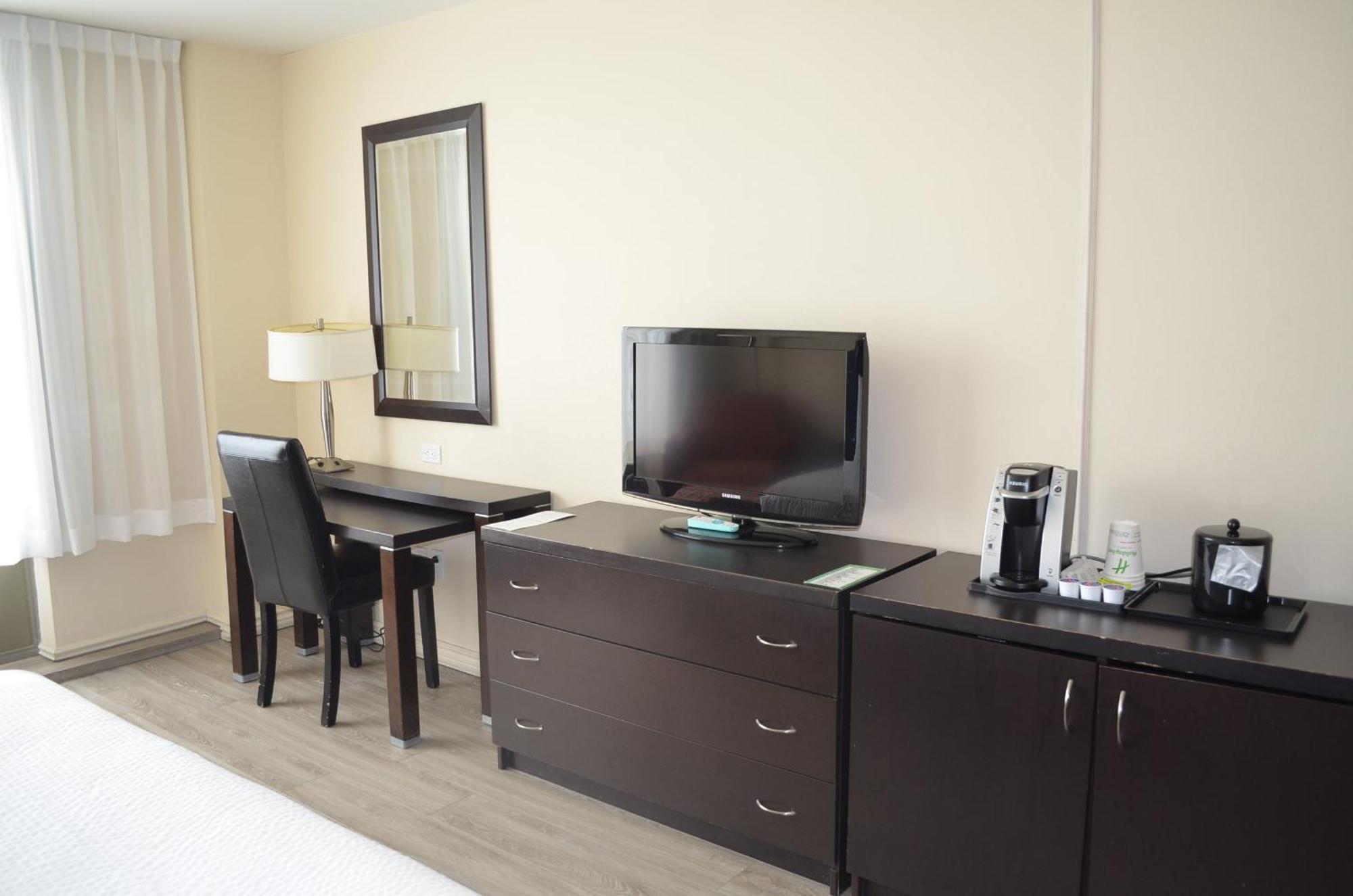 Holiday Inn & Suites Montreal Airport By Ihg Dorval Exterior foto