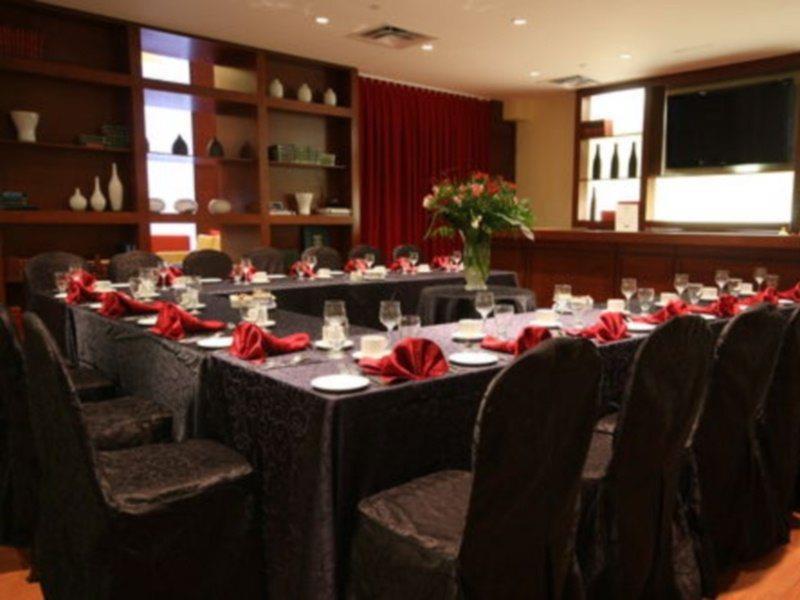 Holiday Inn & Suites Montreal Airport By Ihg Dorval Exterior foto