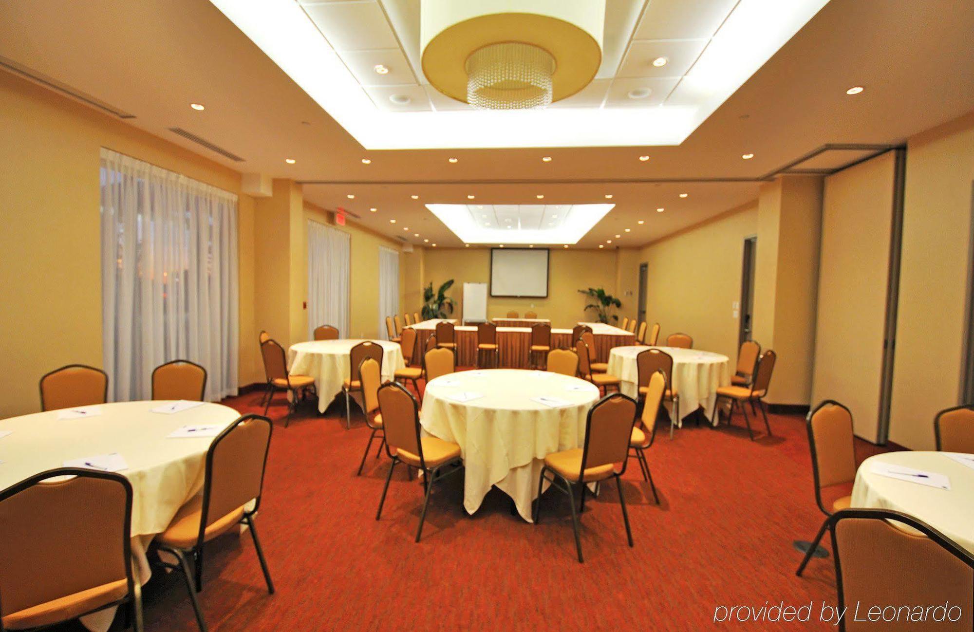 Holiday Inn & Suites Montreal Airport By Ihg Dorval Exterior foto